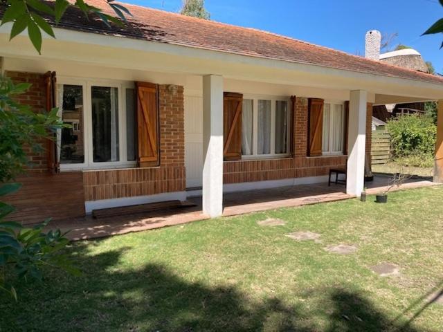 a small house with a lawn in front of it at Chalet En La Paloma A 2 De Playa Los Botes (hermosa Zona) in La Paloma