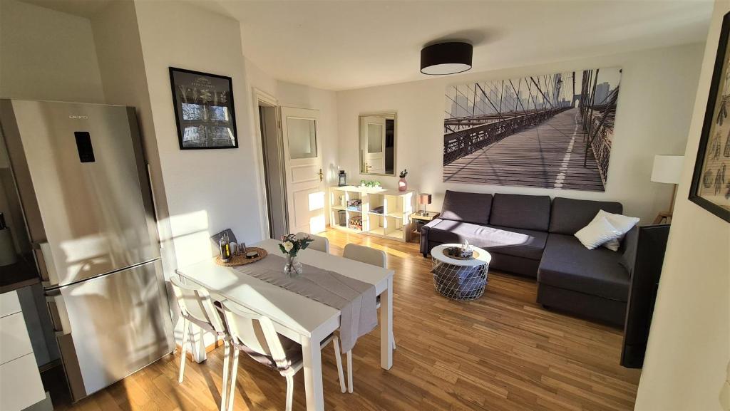 sala de estar con sofá y mesa en Apartment Blochmann-Cárre en Leipzig