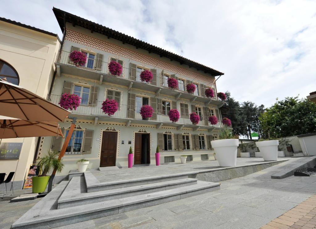 ein Gebäude mit rosa Blumen auf der Vorderseite in der Unterkunft Casa Americani in Montà