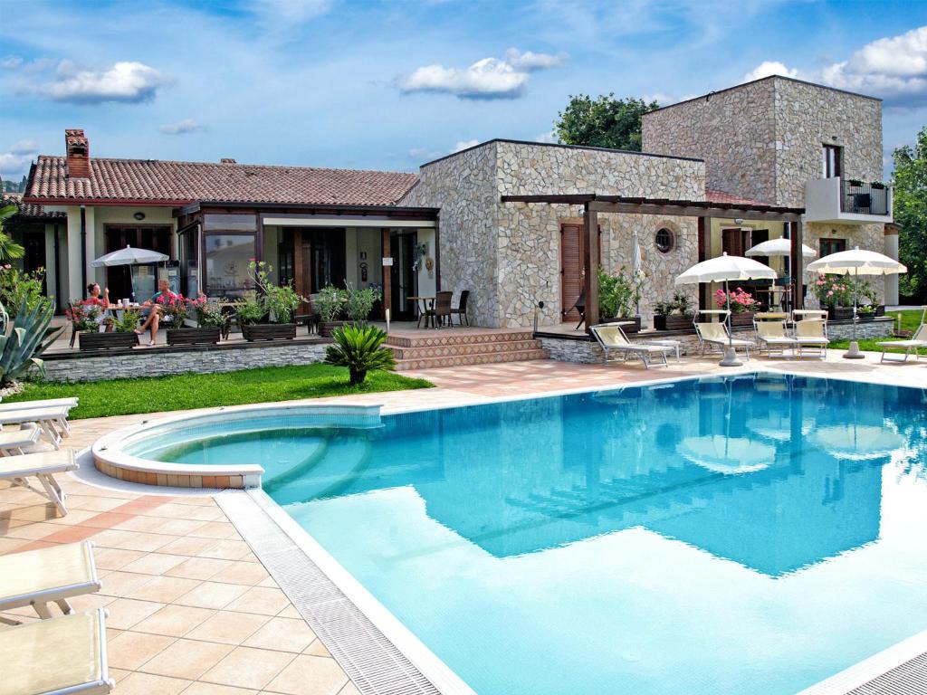 una piscina frente a una casa en Villa Maddalena, en Bardolino