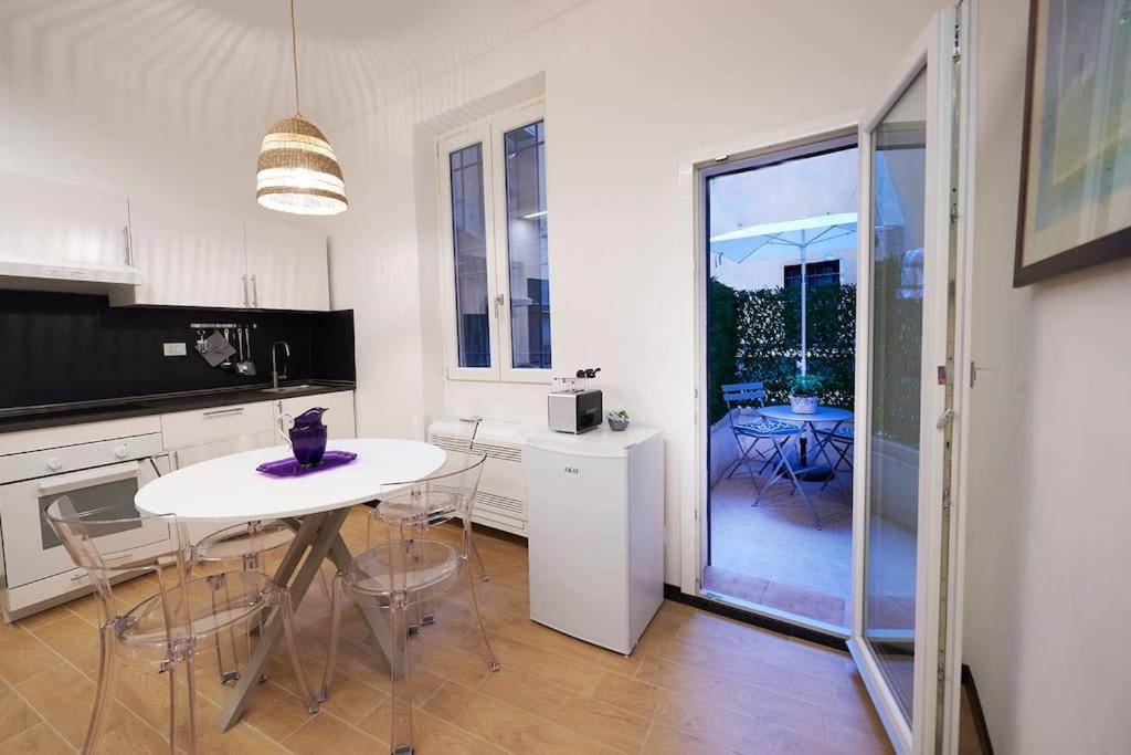 uma cozinha com uma mesa branca e cadeiras num quarto em LOFT PORTICI in Bologna city em Bolonha