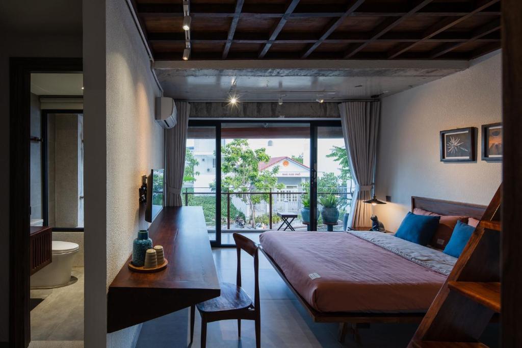 una camera con letto e balcone di NGÔ Homestay Phan Thiết a Ấp Bình Hưng