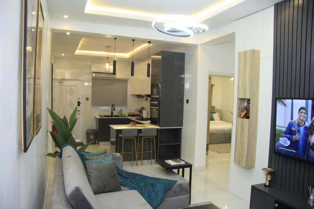 Køkken eller tekøkken på Cosy 2-Bedroom Apartment With Superfast Wifi and 24x7 Security and Electricity