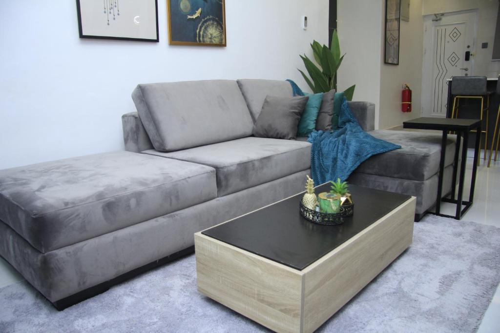 Posezení v ubytování Cosy 2-Bedroom Apartment With Superfast Wifi and 24x7 Security and Electricity