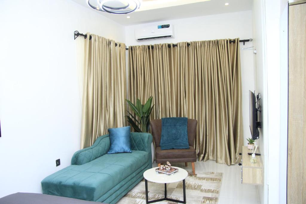 Posezení v ubytování Cosy 2-Bedroom Apartment With Superfast Wifi and 24x7 Security and Electricity