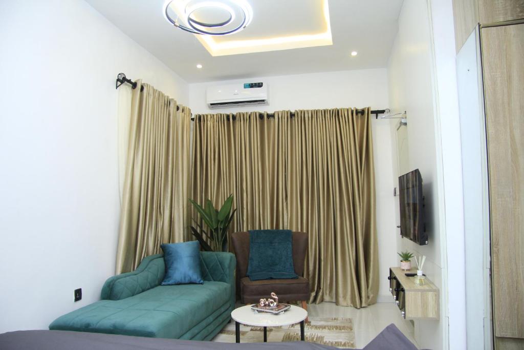 Posezení v ubytování Cosy 2-Bedroom Apartment With Superfast Wifi and 24x7 Security and Electricity