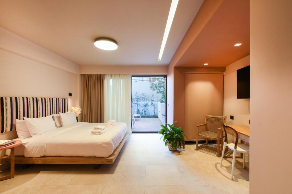 Pavo Art Hotel - Courtyard Triple Studio