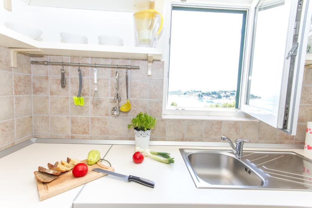 Кухня или мини-кухня в Eco Sunshine Apartments Lumbarda
