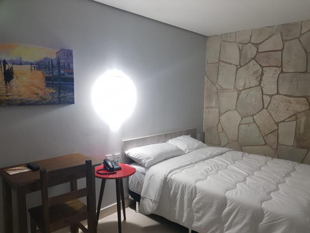 Ένα ή περισσότερα κρεβάτια σε δωμάτιο στο HOTEL CATARINA BAURU