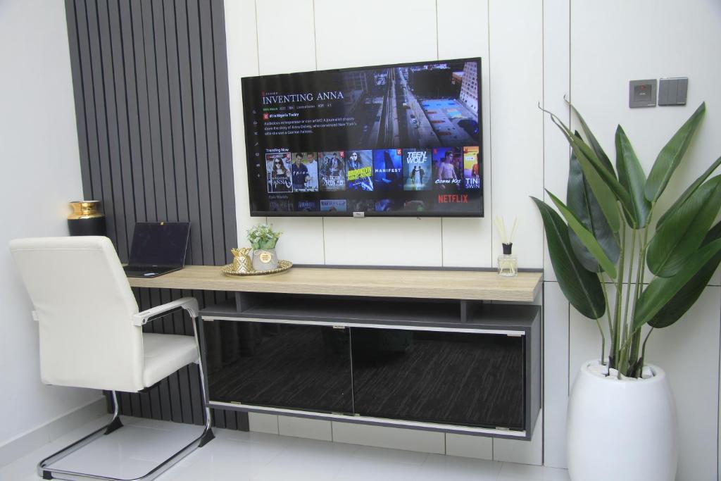 TV a/nebo společenská místnost v ubytování Cosy 2-Bedroom Apartment With Superfast Wifi and 24x7 Security and Electricity