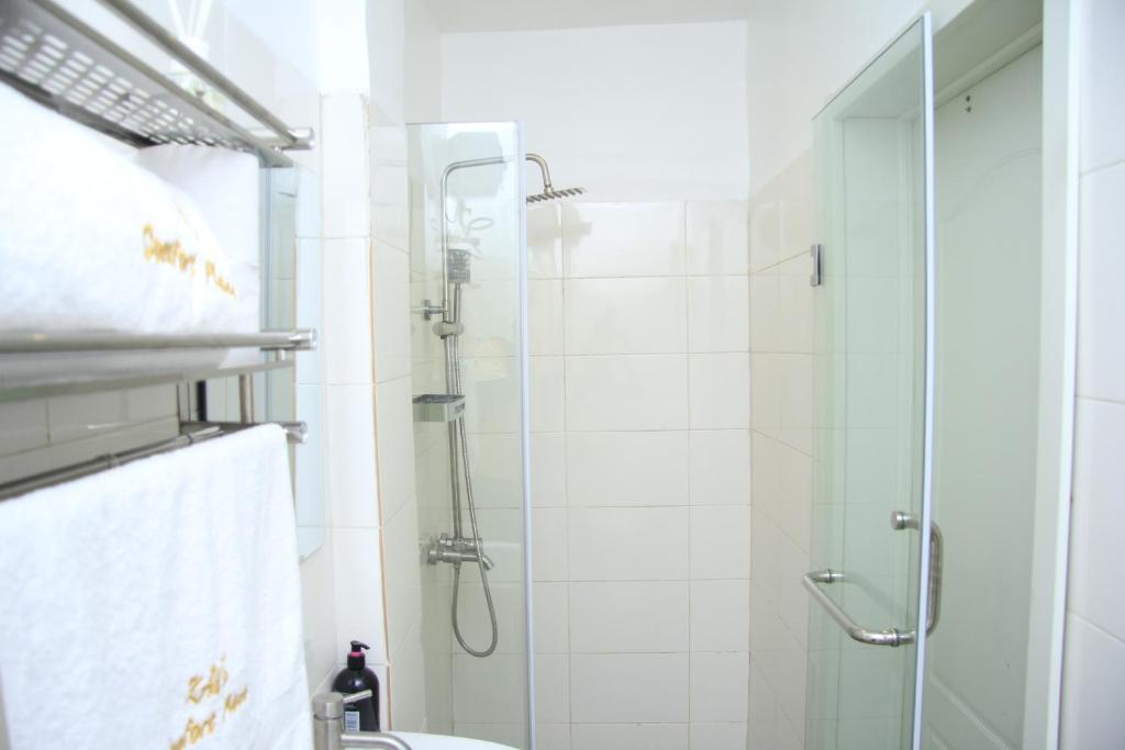 Koupelna v ubytování Cosy 2-Bedroom Apartment With Superfast Wifi and 24x7 Security and Electricity