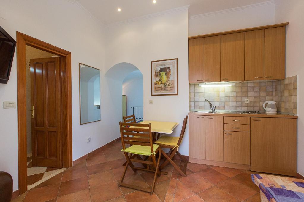Kuchyň nebo kuchyňský kout v ubytování Apartments Benussi