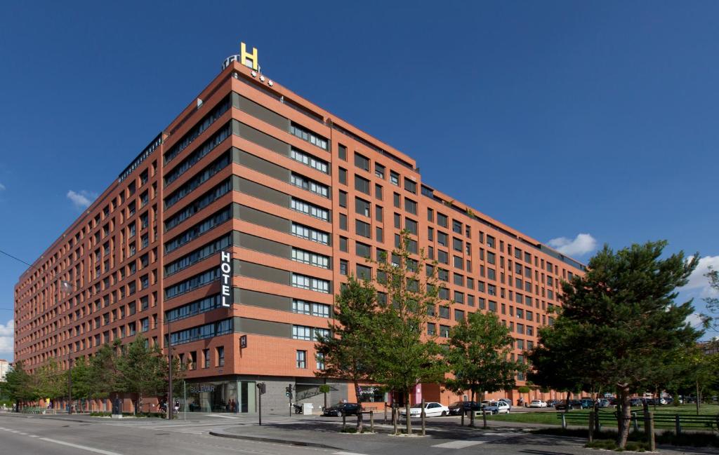 un gran edificio de ladrillo con una torre encima en RICE Bulevar, en Burgos
