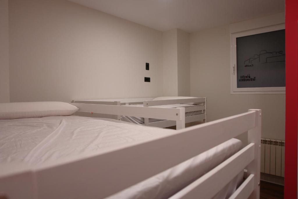 Łóżko lub łóżka w pokoju w obiekcie Hostel Trovadores