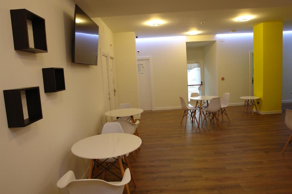 Telewizja i/lub zestaw kina domowego w obiekcie Hostel Trovadores