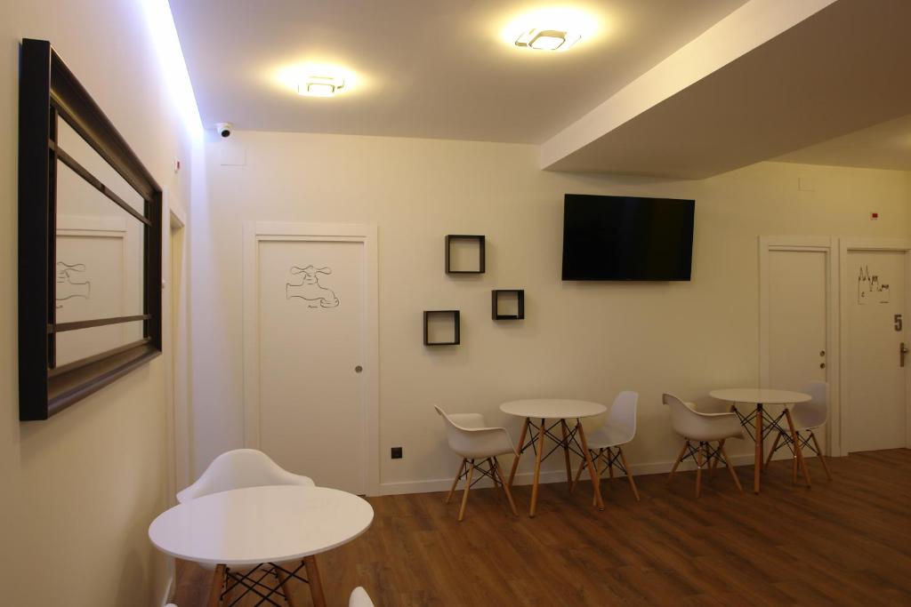Telewizja i/lub zestaw kina domowego w obiekcie Hostel Trovadores