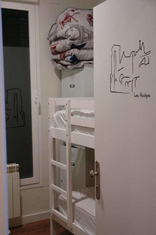 Łóżko lub łóżka w pokoju w obiekcie Hostel Trovadores