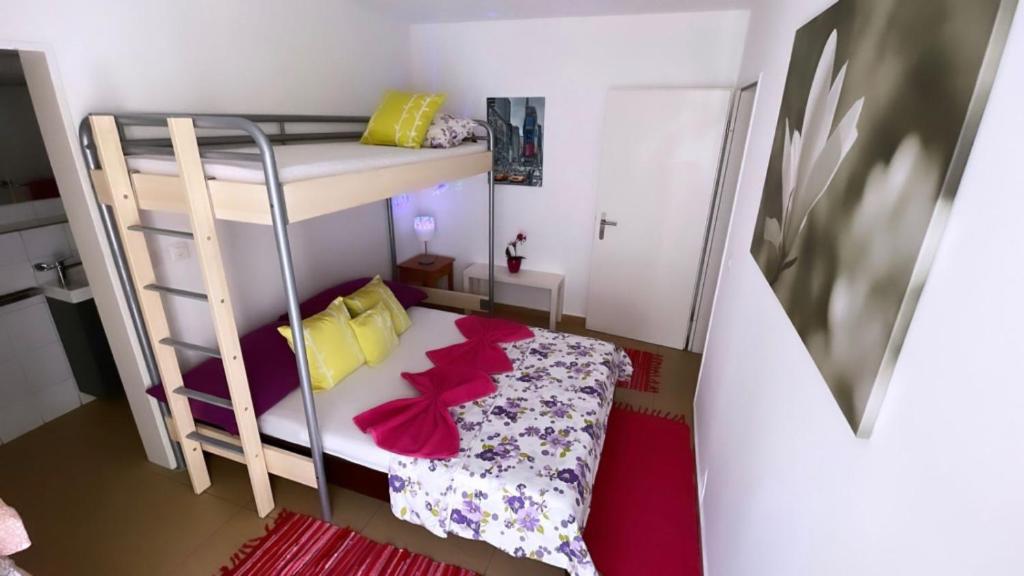 Dormitorio pequeño con litera y escalera en Grandhouse Aarau, en Aarau