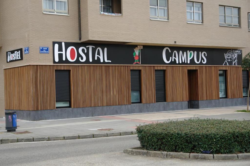 een ziekenhuisgebouw met een bord dat de campus van het ziekenhuis leest bij Hostal Campus in Burgos