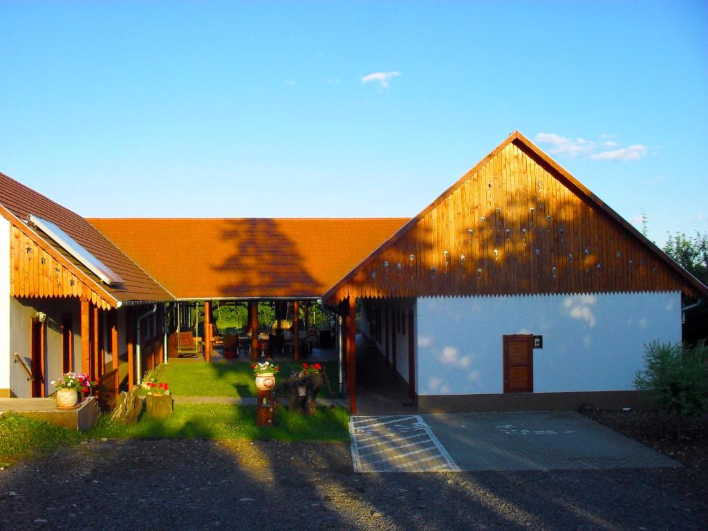 un edificio con techo naranja y boca de incendios en Nyakigláb Villa en Szegi
