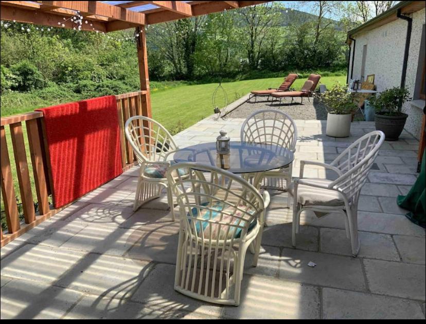 un patio con mesa y sillas en Peaceful en Myshall