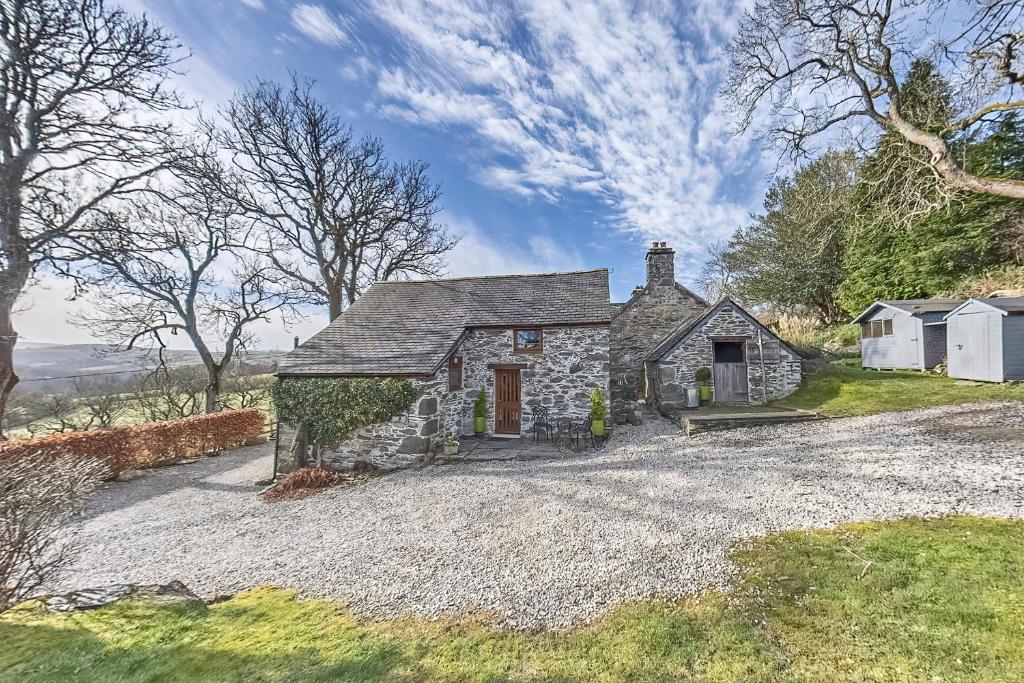 コーウェンにあるBeautiful 16th Century Ty Cerrig Cottage, set in stunning grounds with great viewsの砂利道の石造りの家