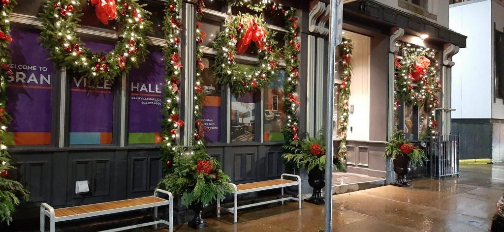 uma frente de loja com luzes de Natal e bancos à frente em Granville Hall Residence em Halifax