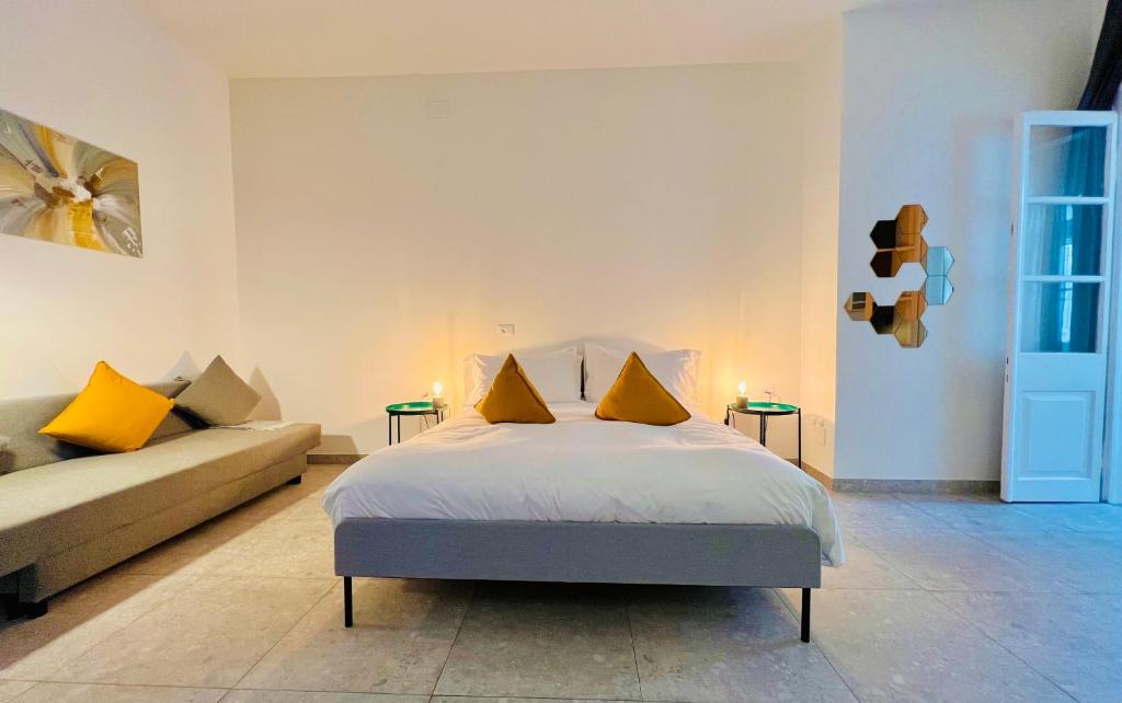 1 dormitorio con 1 cama y 1 sofá en Crops City Stay en Trieste