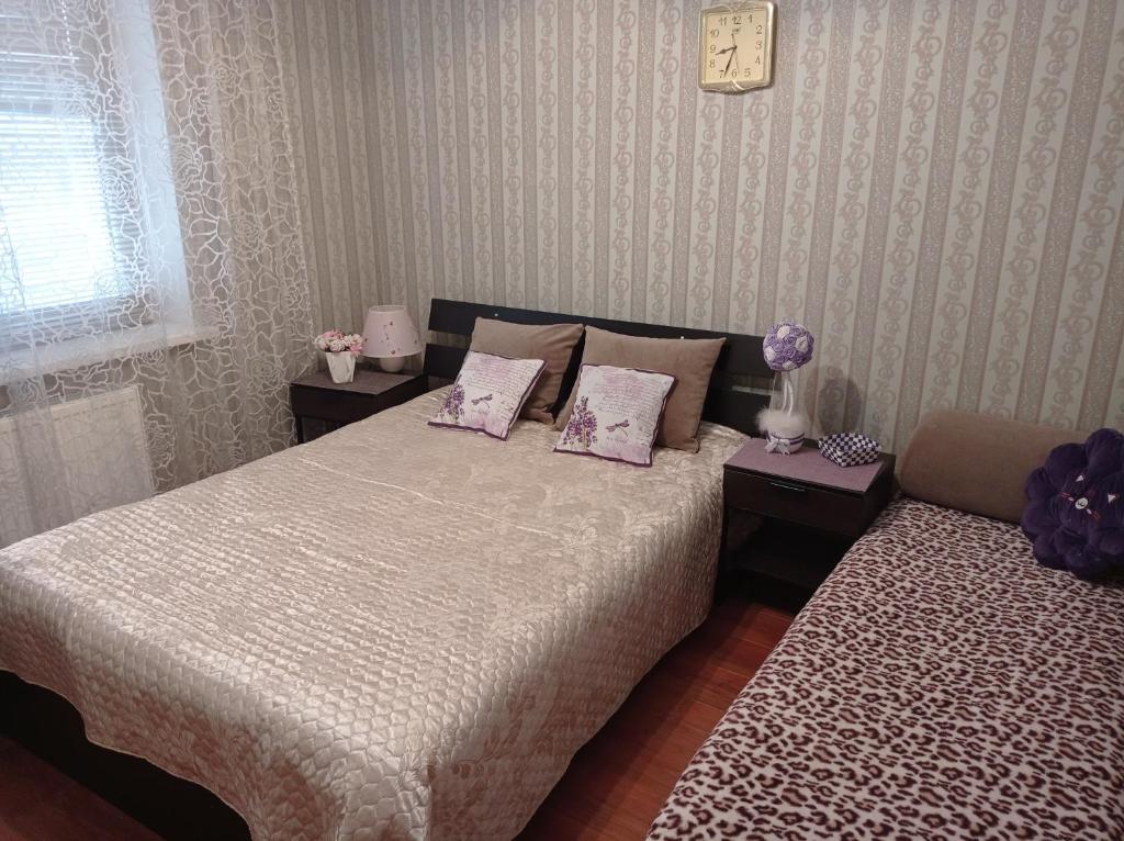 A bed or beds in a room at 2х комнатная квартира на аллее сосен