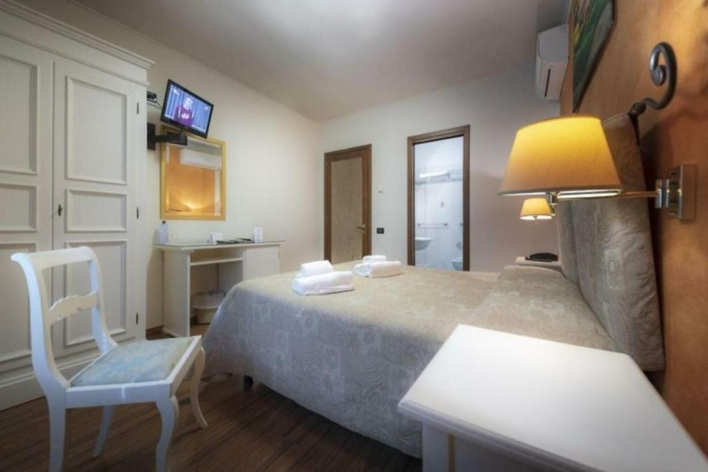 Postel nebo postele na pokoji v ubytování Hotel Arcobaleno Siena