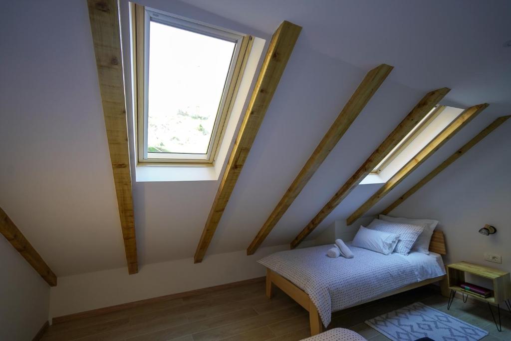 Posteľ alebo postele v izbe v ubytovaní Apartment Ispod ure