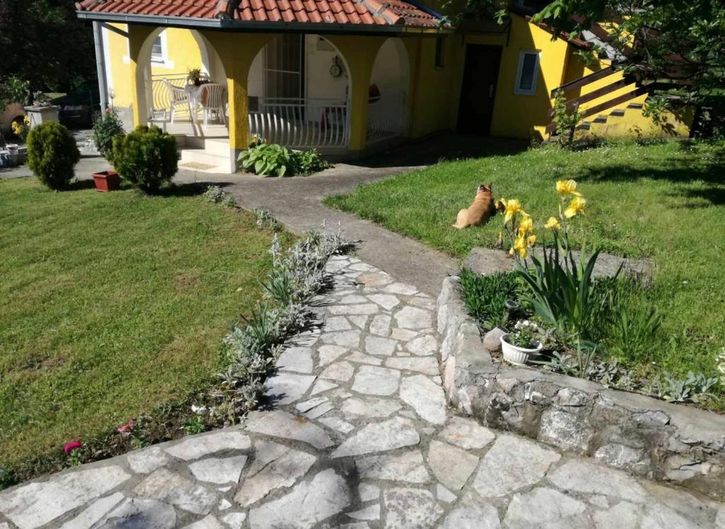 Zahrada ubytování Apartman Lora