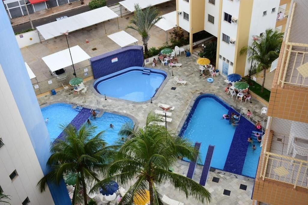 - une vue sur la piscine d'un hôtel dans l'établissement Caldas Novas Apartamento Parque Aquatico Excelente, à Caldas Novas