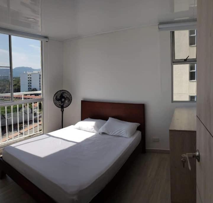 - une chambre avec un grand lit et une fenêtre dans l'établissement Espectacular apartamento en Puerto Azul Club House, à Ricaurte