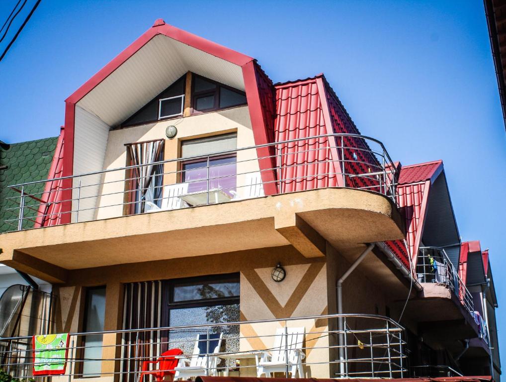 a building with a balcony on top of it at Vila Georgiani in Costinesti