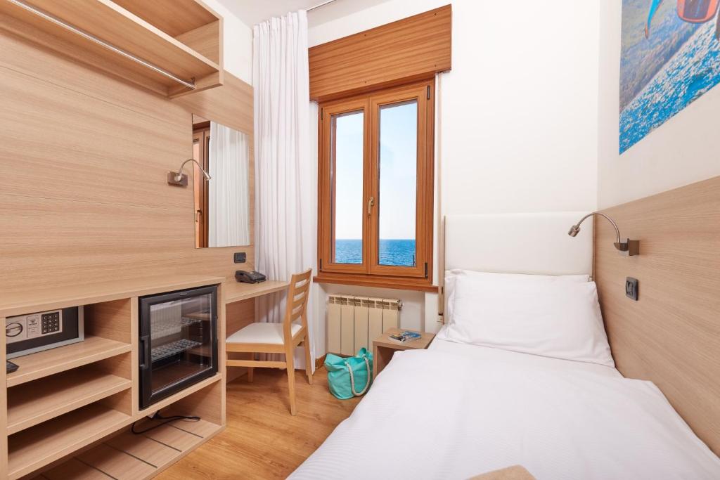 Postel nebo postele na pokoji v ubytování Beach Hotel Rosa