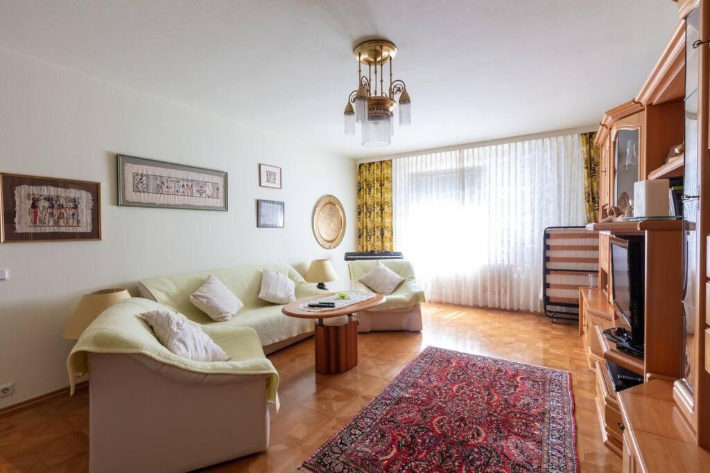 ein Wohnzimmer mit einem Sofa und einem Tisch in der Unterkunft Wohnung in Zentrumsnähe beim Hauptbahnhof (100 m2) in Wien