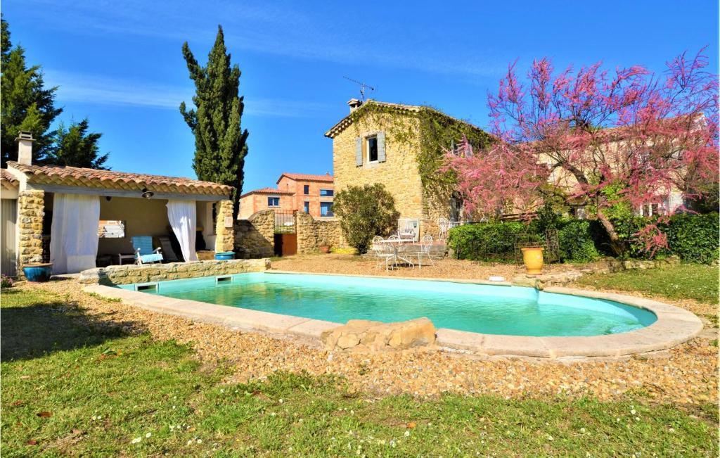 a swimming pool in the yard of a house at Cozy Home In Mejannes Les Alès in Méjannes-lès-Alès