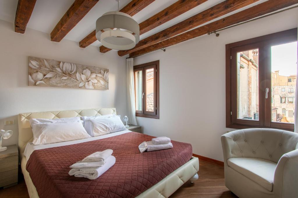 sypialnia z łóżkiem z ręcznikami w obiekcie Ca Francesca w Wenecji