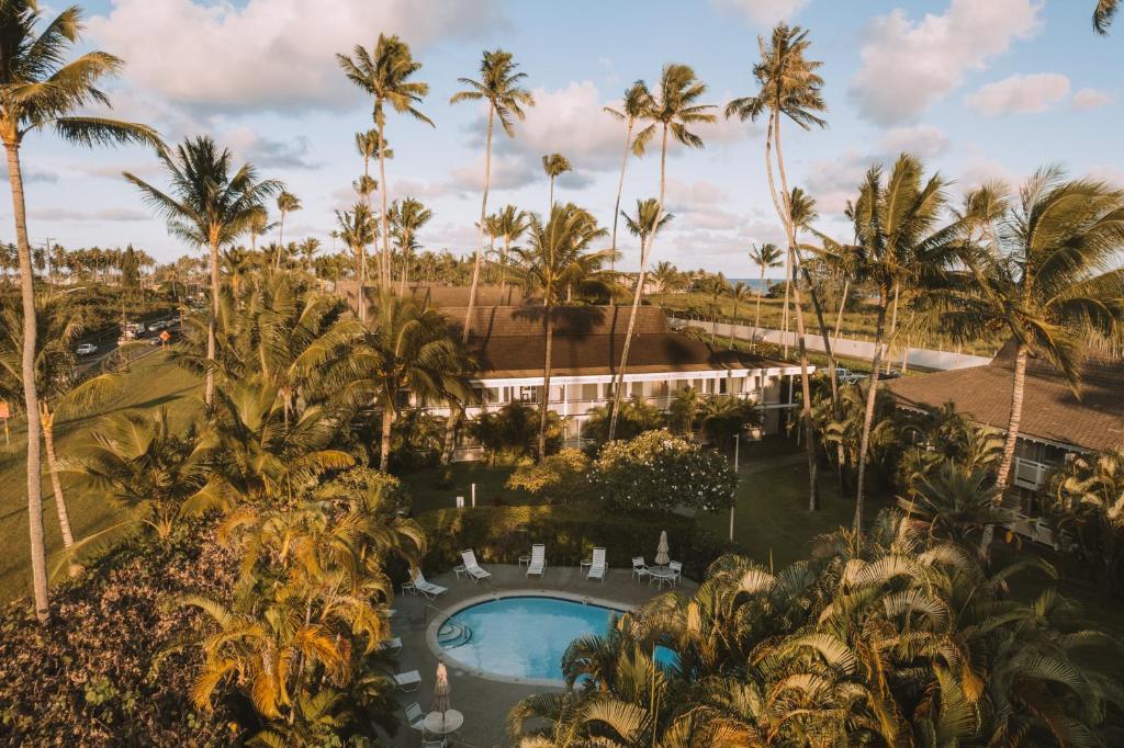 een luchtzicht op een resort met een zwembad en palmbomen bij Plantation Hale Suites in Kapaa