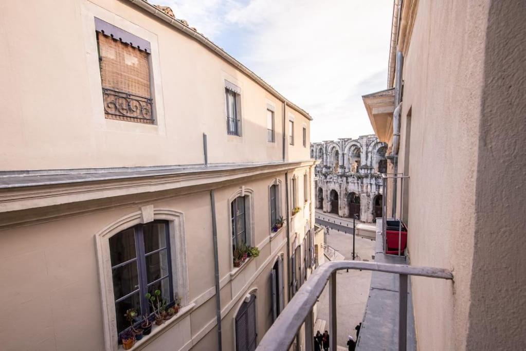 - un balcon offrant une vue sur la rue dans l'établissement Domus Arena, parking, wifi, arènes, à Nîmes