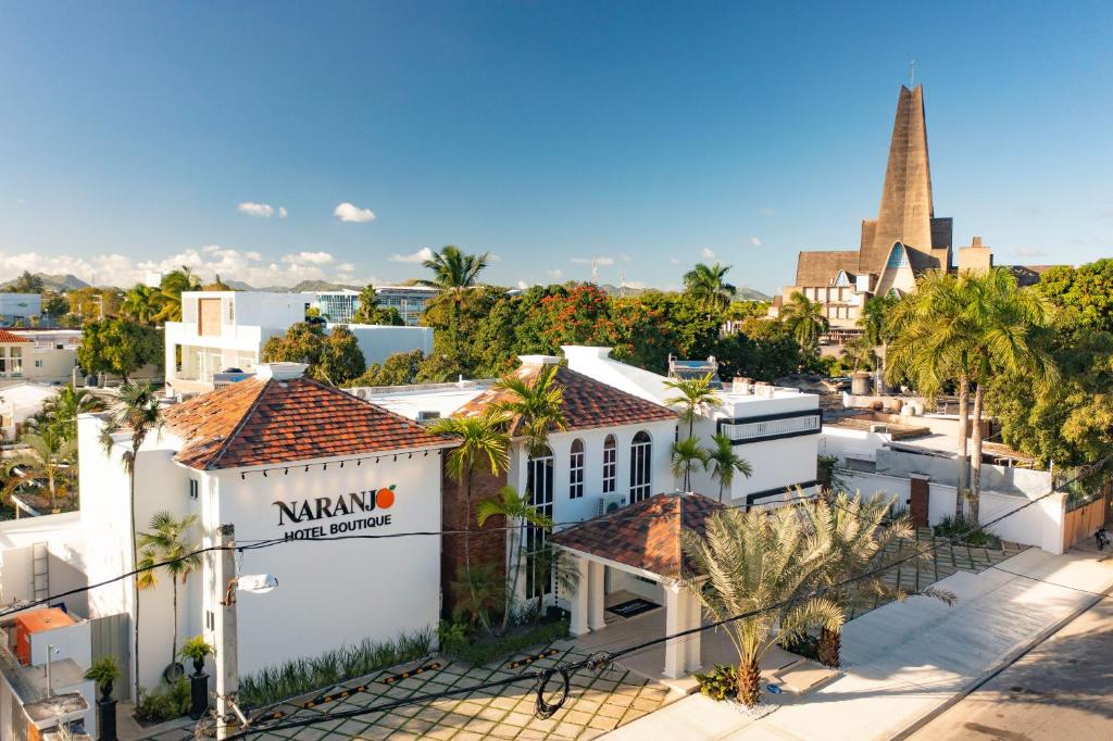 uma vista da cidade de Miami com uma igreja em Naranjo Hotel Boutique em Higuey