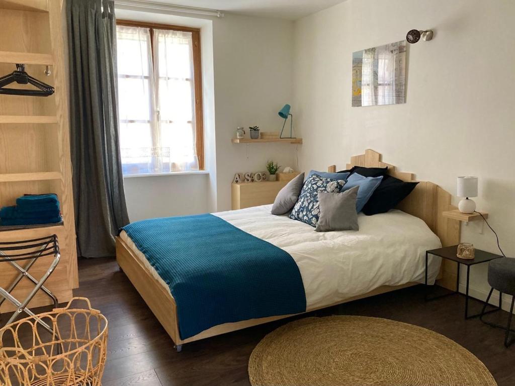 une chambre avec un grand lit avec une couverture bleue dans l'établissement Rosa Maria Studio Centre ville Mulhouse, à Mulhouse