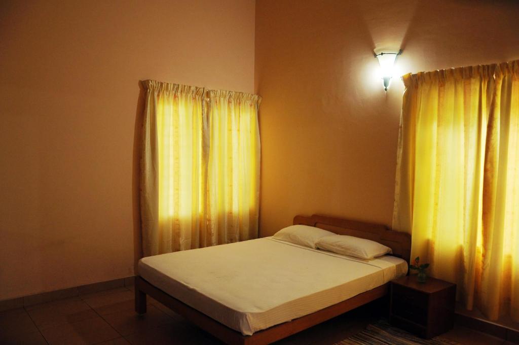 Katil atau katil-katil dalam bilik di Muralee's Riverside Villa in Kochi