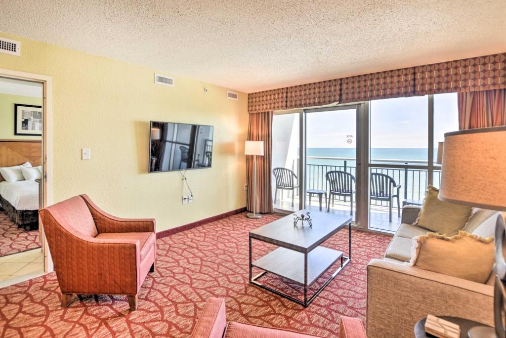 TV a/nebo společenská místnost v ubytování Beachfront Condo in Myrtle Beach with Pool Access
