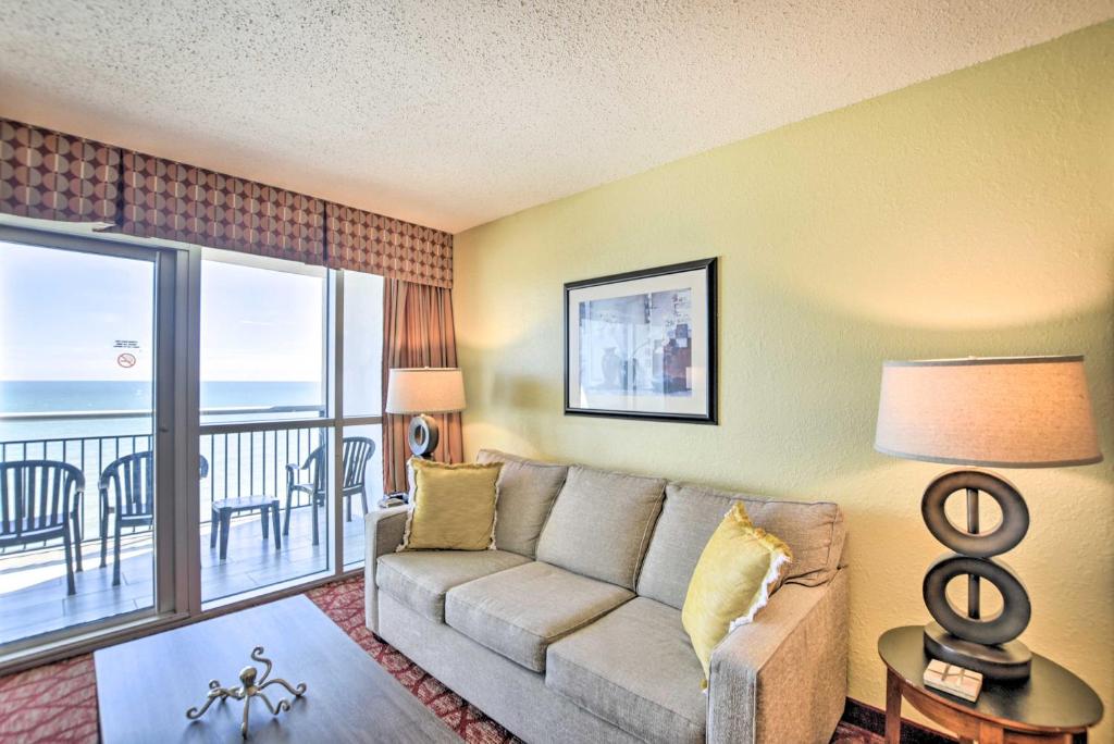 Posezení v ubytování Beachfront Condo in Myrtle Beach with Pool Access