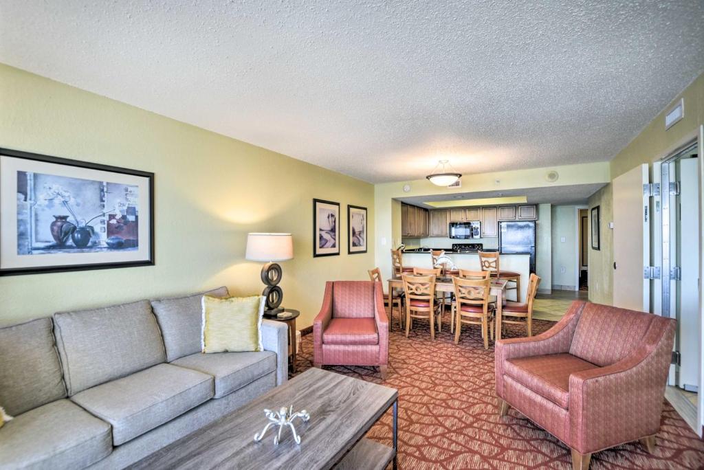 Posezení v ubytování Beachfront Condo in Myrtle Beach with Pool Access