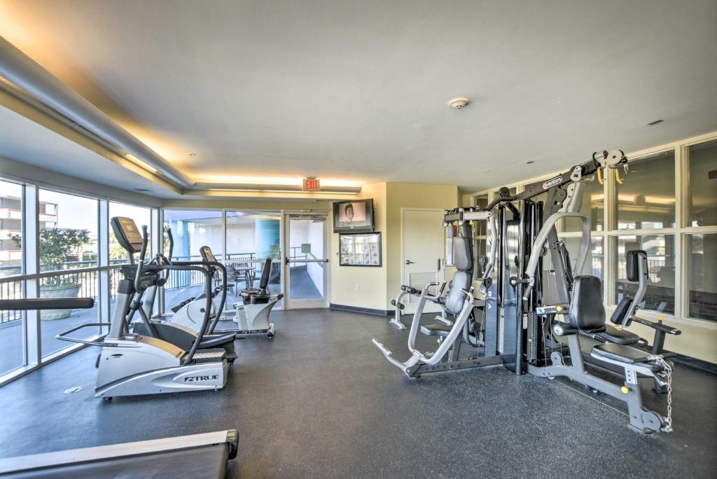 Fitness centrum a/nebo fitness zařízení v ubytování Beachfront Condo in Myrtle Beach with Pool Access