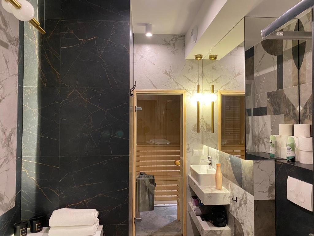 Koupelna v ubytování Family & Business Sauna Tężnia Apartments No16 Leśny nad Zalewem Cedzyna -1 Bedroom with Private Sauna, Bath with Hydromassage , Terrace, Parking, Catering Options