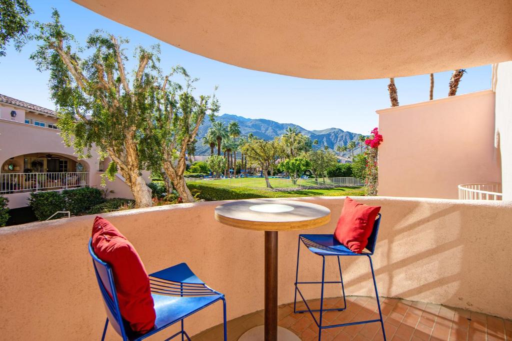 Sunny Palm Springs Retreat Permit# 4125 tesisinde bir balkon veya teras